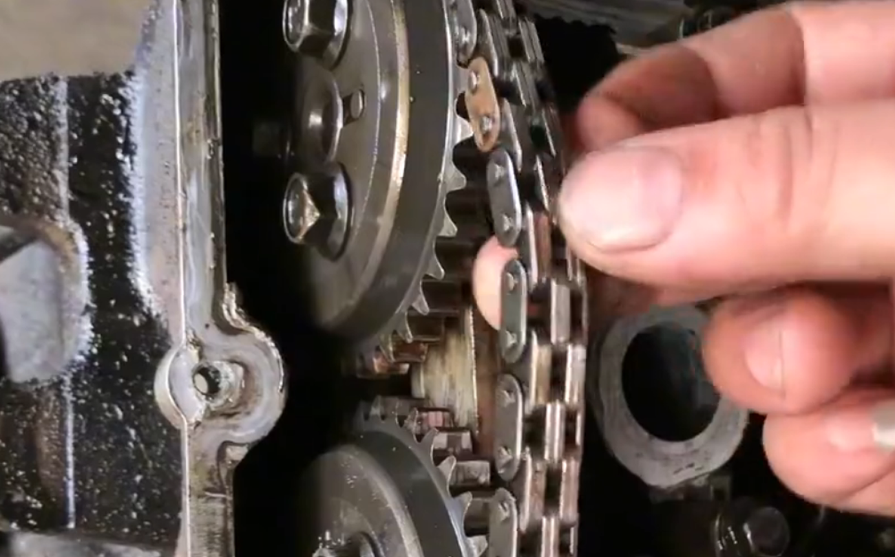 Hur många kilometer behöver motorns kamkedja bytas ut? Eller behöver du aldrig ändra det? Reparatören informerar dig på plats